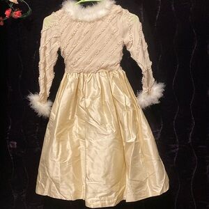Cream & white dress with faux fur trim and a zipper on the back size 6X #975